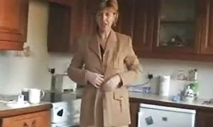 Mia madre due troie mature ti presenta il mio ragazzo.Vuoi vedere te stesso ،