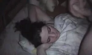 Quel bastardo scopa troie adulte suo marito e sua figlia per andare al trio in questo gruppo.